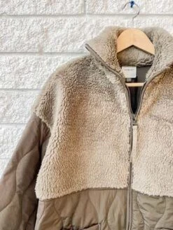 VarleyDerry Quilt Sherpa Jacket - Crocodile/Fallen Rock 8 VarleyDerry Quilt Sherpa Jacket - Crocodile/Fallen Rock -ULLA JOHNSON Clothing Shop Derry Quilt Sherpa Jacket 20231024011352 1