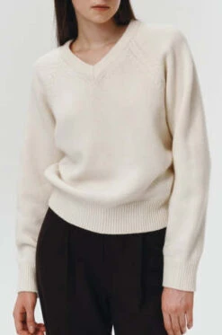 DunstMERINO WOOL V NECK SWEATER - Cream -ULLA JOHNSON Clothing Shop Dunst MERINO WOOL V NECK SWEATER Cream 20231028091649 2