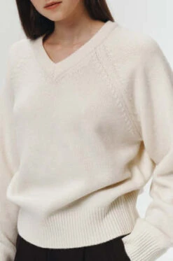 DunstMERINO WOOL V NECK SWEATER - Cream -ULLA JOHNSON Clothing Shop Dunst MERINO WOOL V NECK SWEATER Cream 20231028091651 1