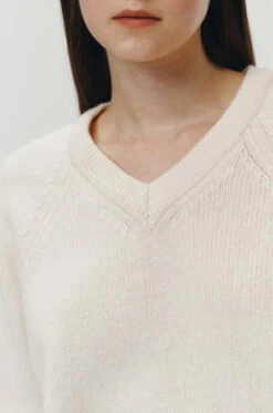 DunstMERINO WOOL V NECK SWEATER - Cream -ULLA JOHNSON Clothing Shop Dunst MERINO WOOL V NECK SWEATER Cream 20231028091651 2