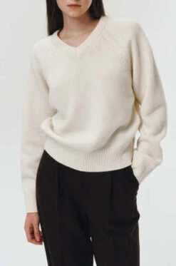 DunstMERINO WOOL V NECK SWEATER - Cream -ULLA JOHNSON Clothing Shop Dunst MERINO WOOL V NECK SWEATER Cream 20231028091651