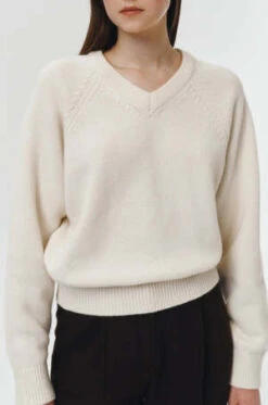 DunstMERINO WOOL V NECK SWEATER - Cream -ULLA JOHNSON Clothing Shop Dunst MERINO WOOL V NECK SWEATER Cream 20231028091652