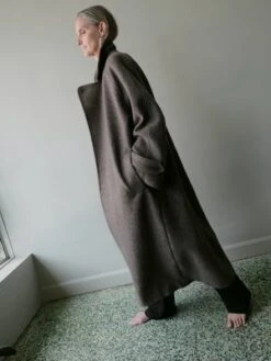 Monique Van HeistRAGLAN COAT - BROWN MELANGE -ULLA JOHNSON Clothing Shop MONIQUE VAN HEIST RAGLAN COAT IN BROWN MELANGE 20231028133115 1