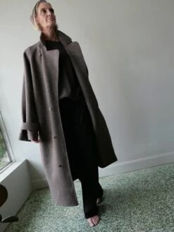 Monique Van HeistRAGLAN COAT - BROWN MELANGE -ULLA JOHNSON Clothing Shop MONIQUE VAN HEIST RAGLAN COAT IN BROWN MELANGE 20231028133115 2