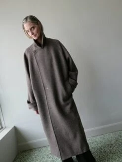 Monique Van HeistRAGLAN COAT - BROWN MELANGE -ULLA JOHNSON Clothing Shop MONIQUE VAN HEIST RAGLAN COAT IN BROWN MELANGE 20231028133115 3