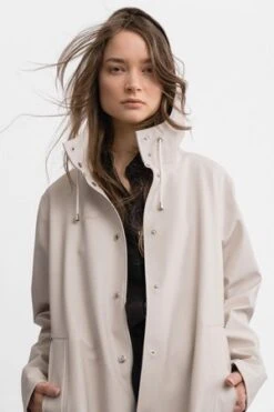 StutterheimMOSEBACKE RAIN JACKET - LONG LIGHT SAND -ULLA JOHNSON Clothing Shop MOSEBACKE RAIN JACKET LONG LIGHT SAND 20210903012321 1