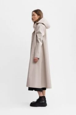 StutterheimMOSEBACKE RAIN JACKET - LONG LIGHT SAND -ULLA JOHNSON Clothing Shop MOSEBACKE RAIN JACKET LONG LIGHT SAND 20210903012321 3