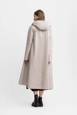 StutterheimMOSEBACKE RAIN JACKET - LONG LIGHT SAND -ULLA JOHNSON Clothing Shop MOSEBACKE RAIN JACKET LONG LIGHT SAND 20210903012321 4