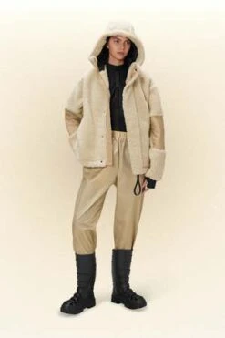 RainsKofu Fleece Hoodie - Sand 8 RainsKofu Fleece Hoodie - Sand -ULLA JOHNSON Clothing Shop RAINS Kofu Fleece Hoodie Sand 20231018215103